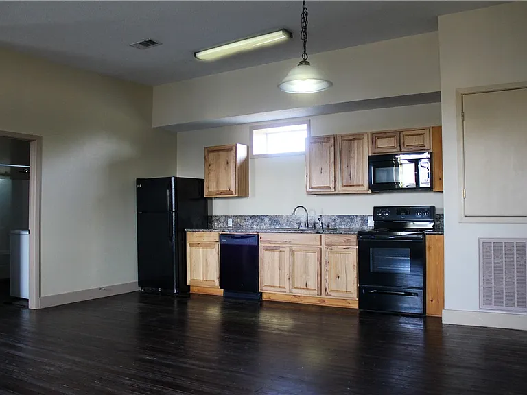 100 E Buck St #B — Photo 16