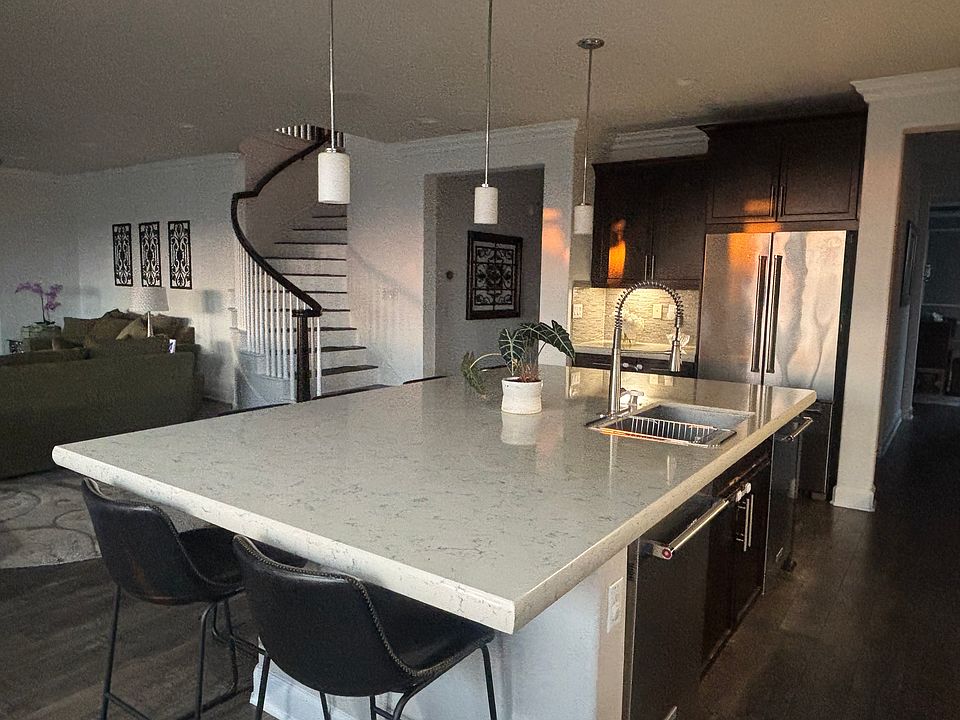 1st image of 442 Cota Ln