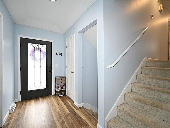 3rd image of 406 Woodcrest Dr