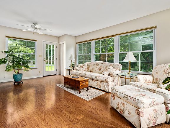 5th image of 613 Yaronia Dr