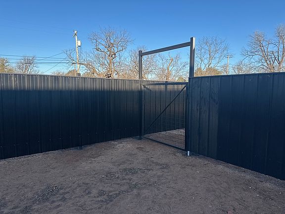 3rd image of 822 Rose St