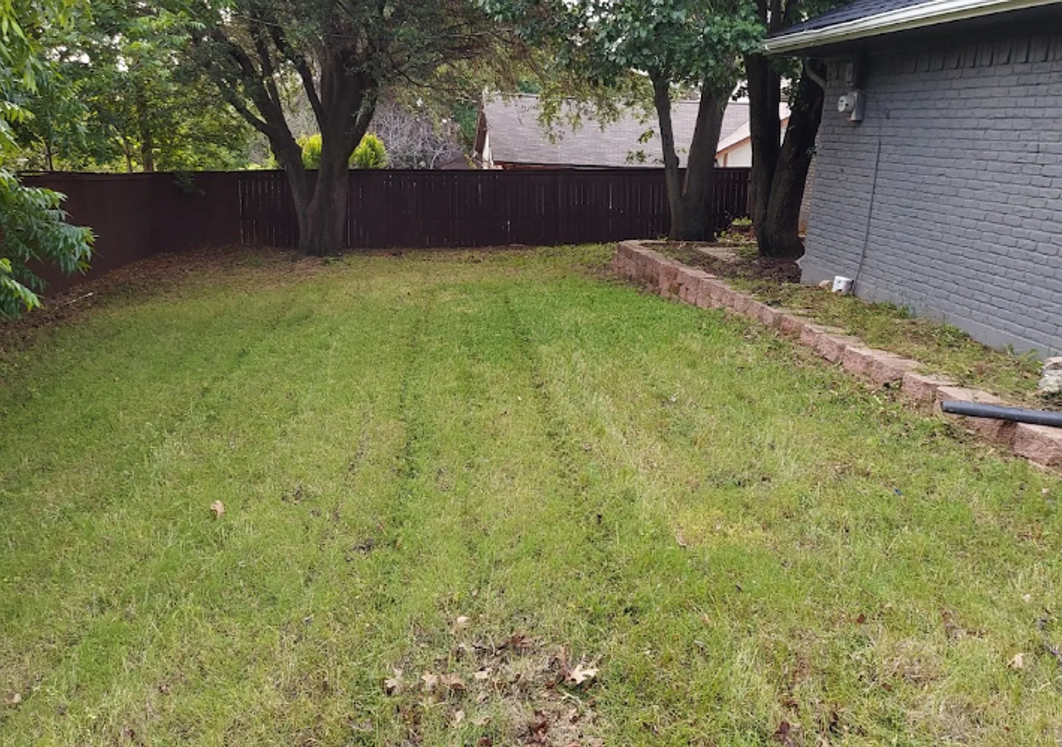2202 Greenbriar Ct — Photo 2