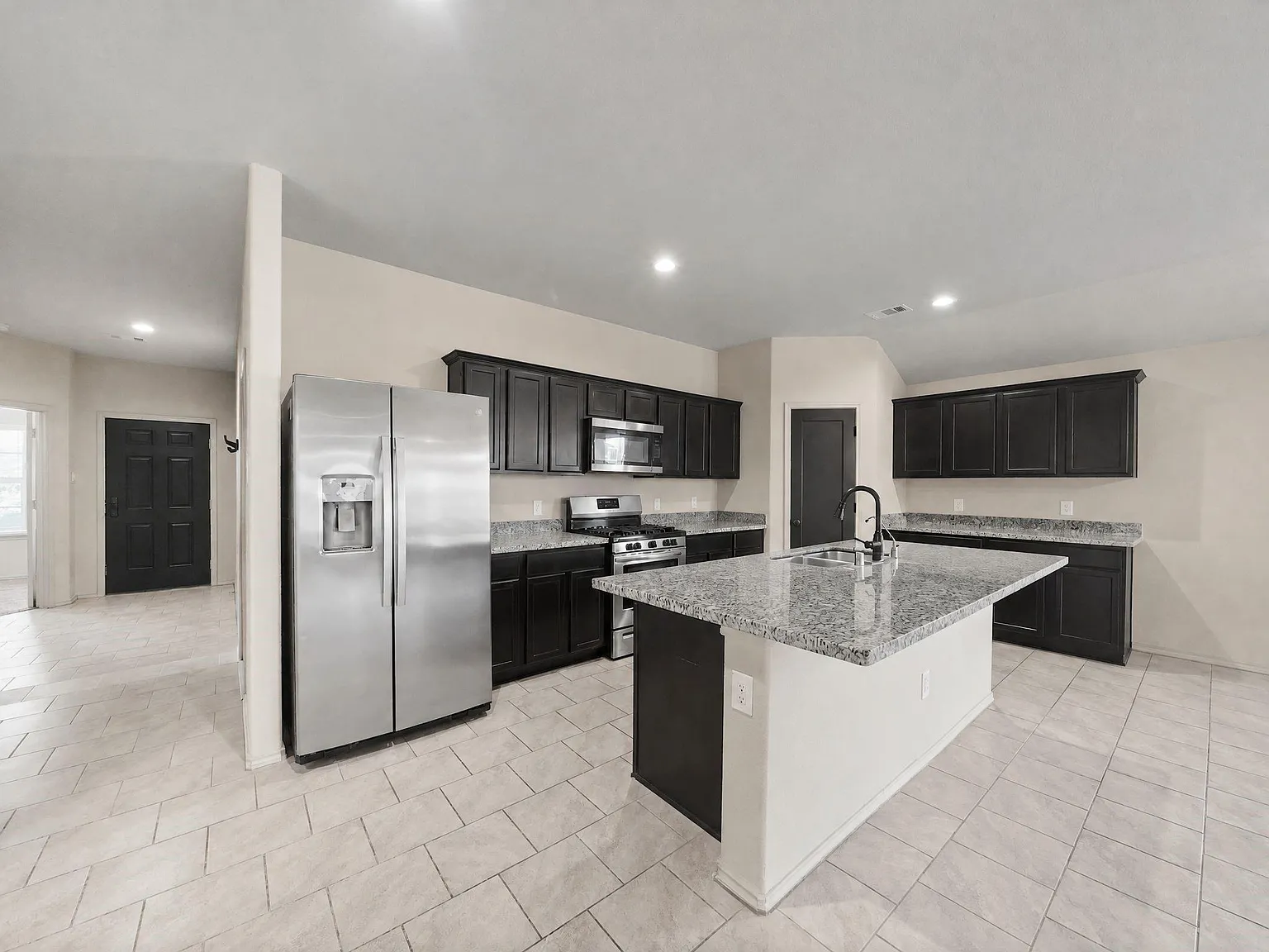 4 bed, 2.0 bath, 1850 sqft, $2,150 — Photo 3