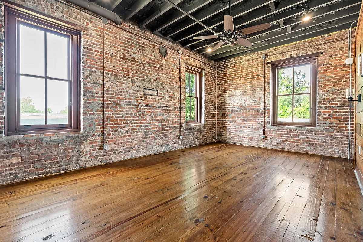 Building Photo - 558-2D Saint Francis St #2D