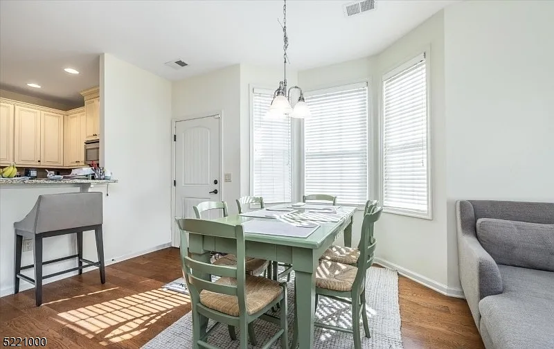 2 bed, 1.0 bath, $3,200 — Photo 3