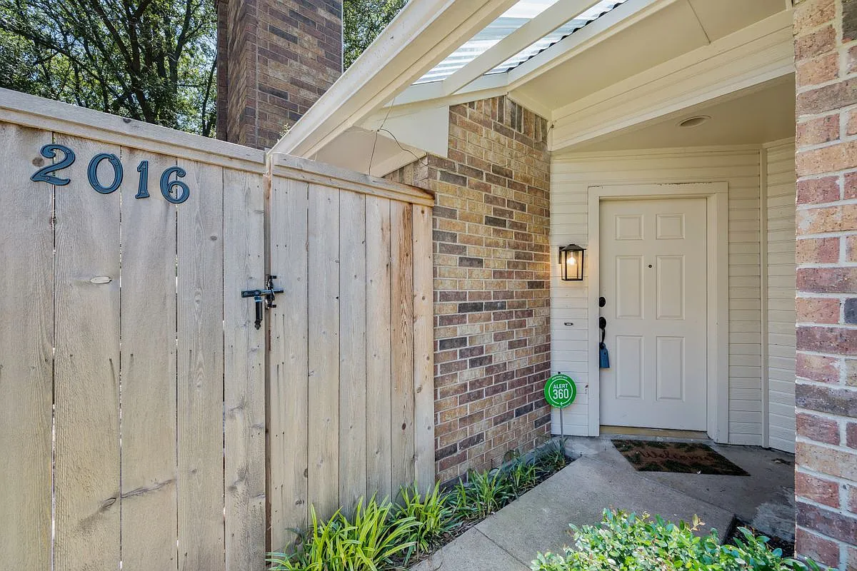 3 bed, 2.0 bath, 1360 sqft, $2,150 — Photo 2