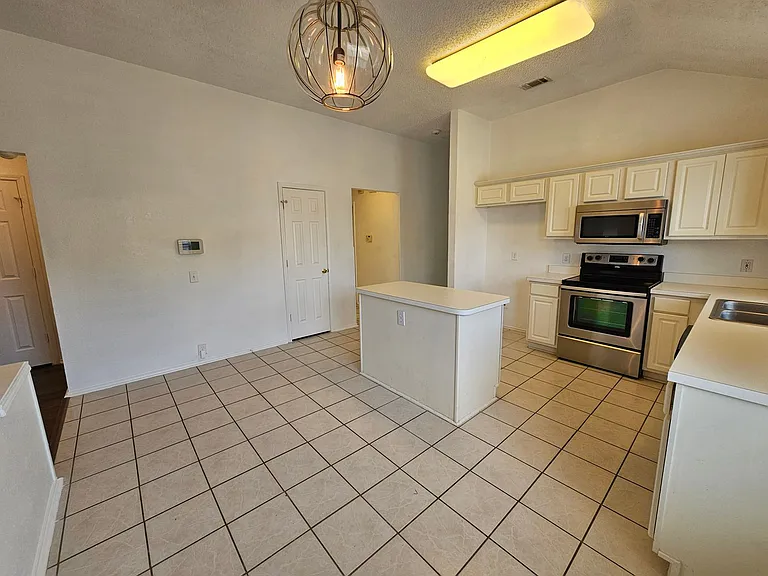 1128 Marshall Dr — Photo 15
