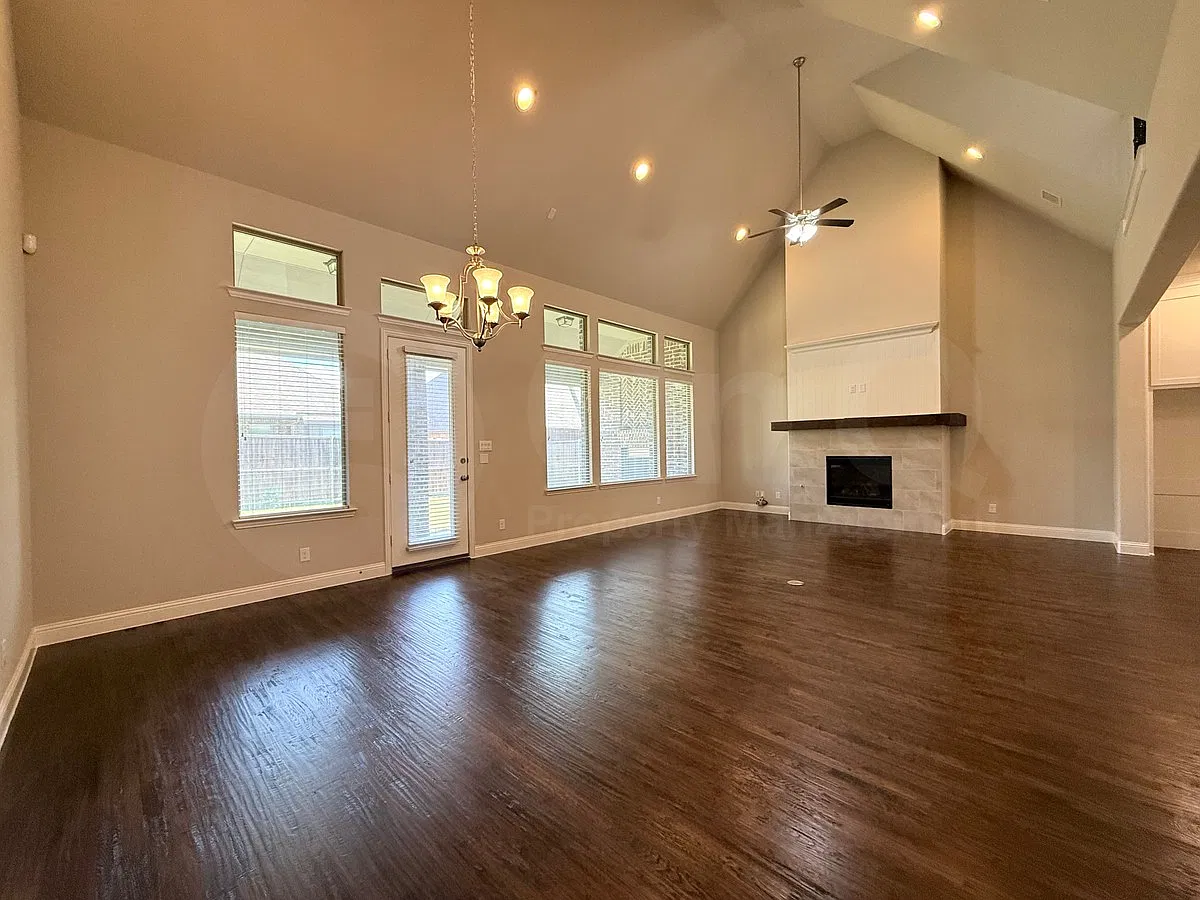 4 bed, 4.0 bath, 3959 sqft, $3,900 — Photo 4