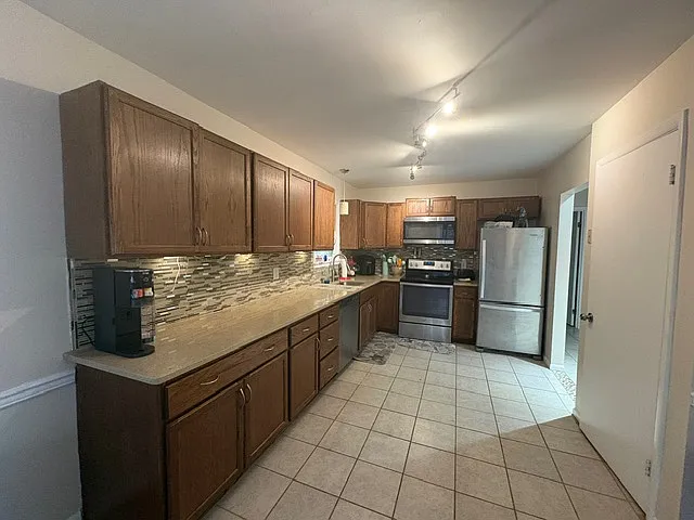 94 Nottingham Ln — Photo 3