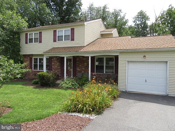2nd image of 515 Hemingway Dr
