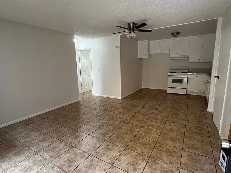 4810 N Vincent Ave — Photo 3