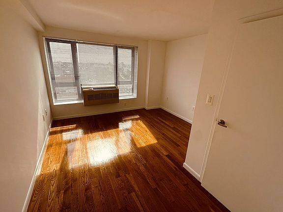 4th image of 2638 21st St APT 12D