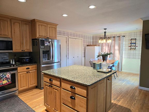 5th image of 312 Shorewood Dr