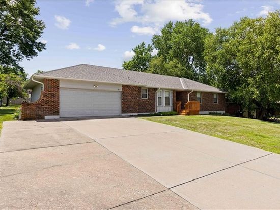 617 W Walnut St, Raymore, MO 64083