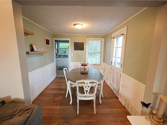 5th image of 2938 Glenmore Ave