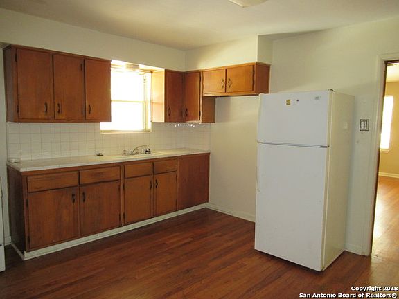 3rd image of 203 W Woodlawn Ave