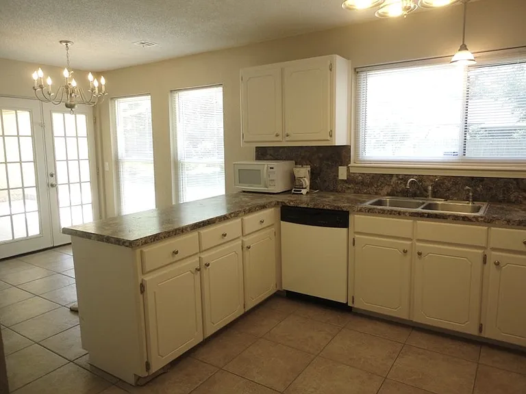 1033 W Queens St — Photo 5
