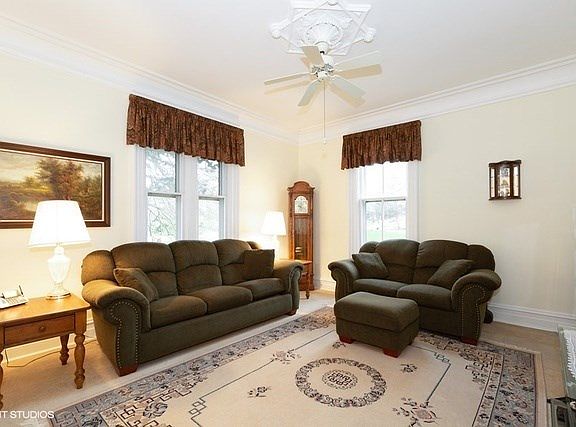 Tall ceilings and crown molding.