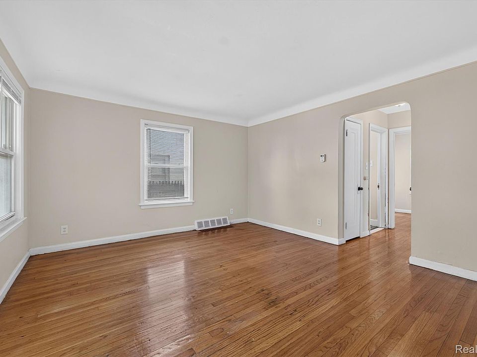 1st image of 5260 University Pl