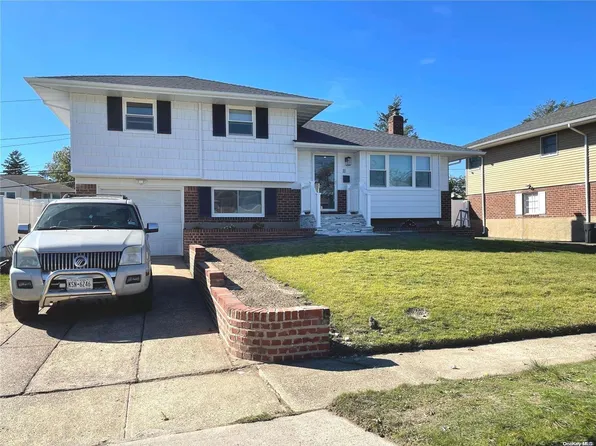 11 Spector Lane E, Plainview, NY 11803