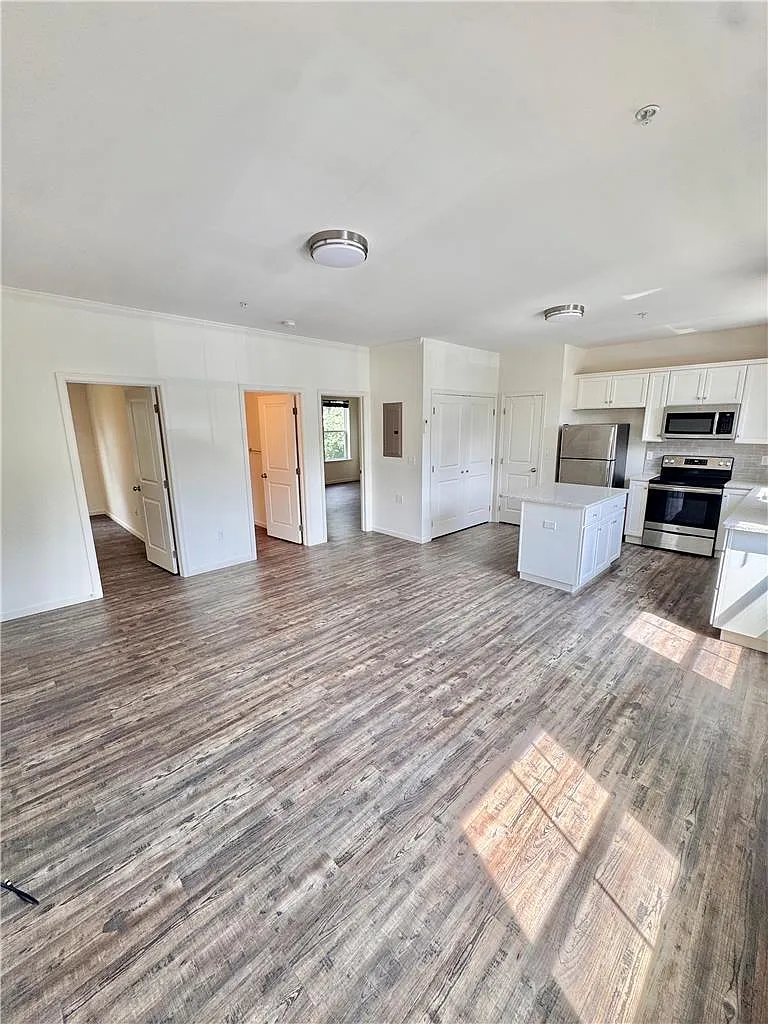 2 bed, 1.0 bath, 1000 sqft, $1,900 — Photo 3