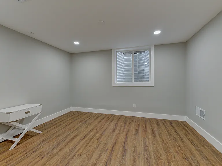 135 E Springer St — Photo 7