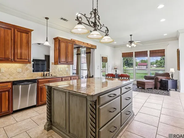 12484 Legacy Hills Dr, Geismar, LA 70734