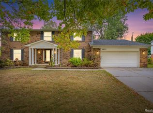 5439 Deerfield Village Dr, West Bloomfield, MI 48322