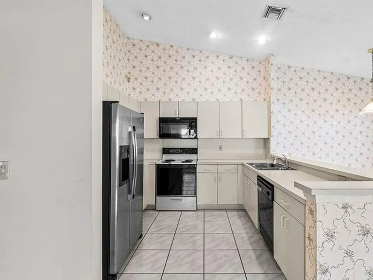 10001 Country Brook Rd — Photo 2