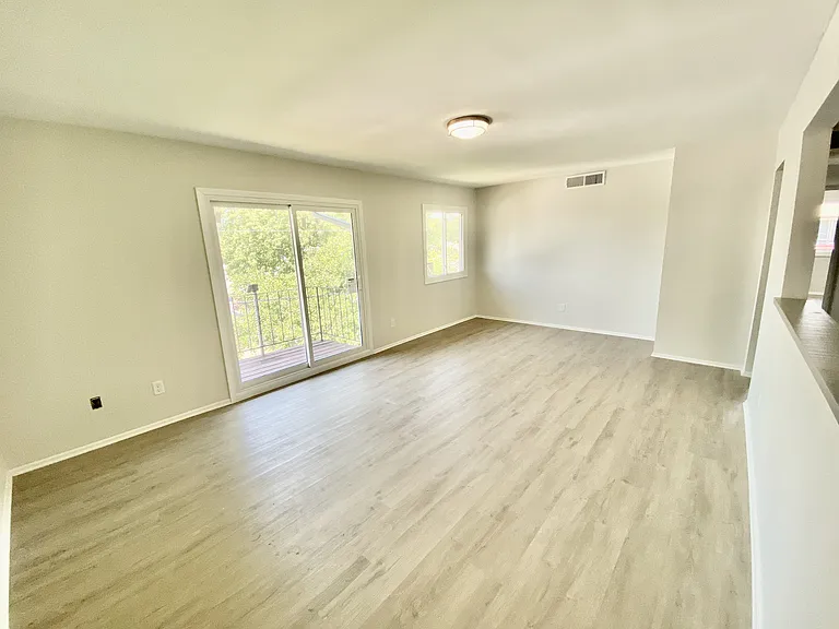 Crestwood Apartments — Photo 7