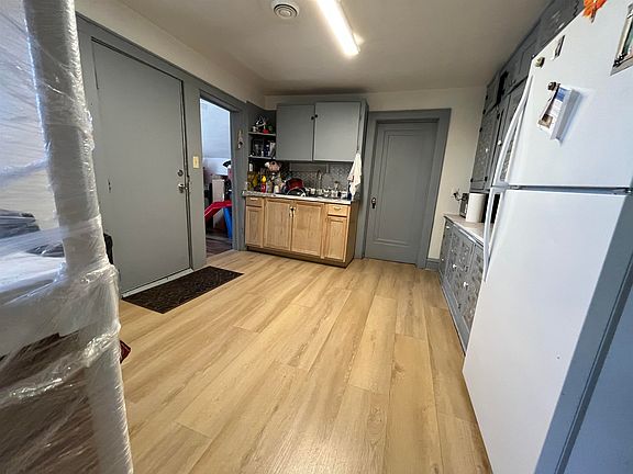 5th image of 715 W Elsie St