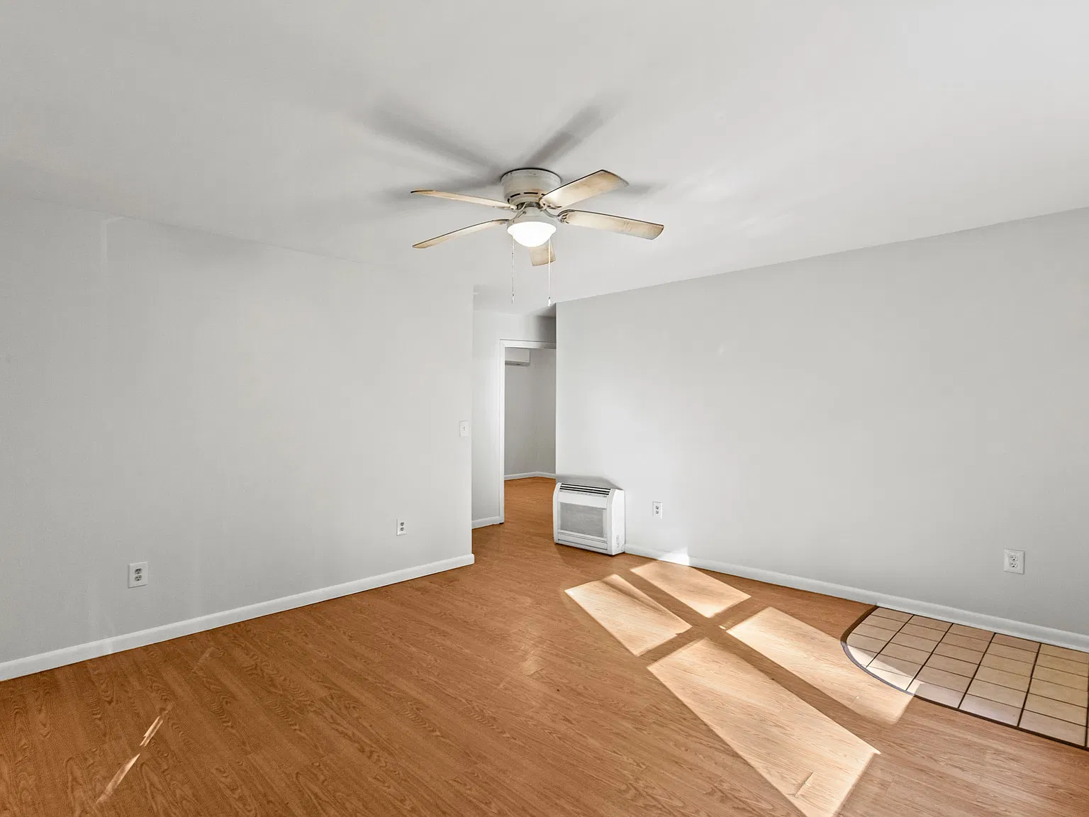 3 bed, 944 sqft, $2,000 — Photo 3