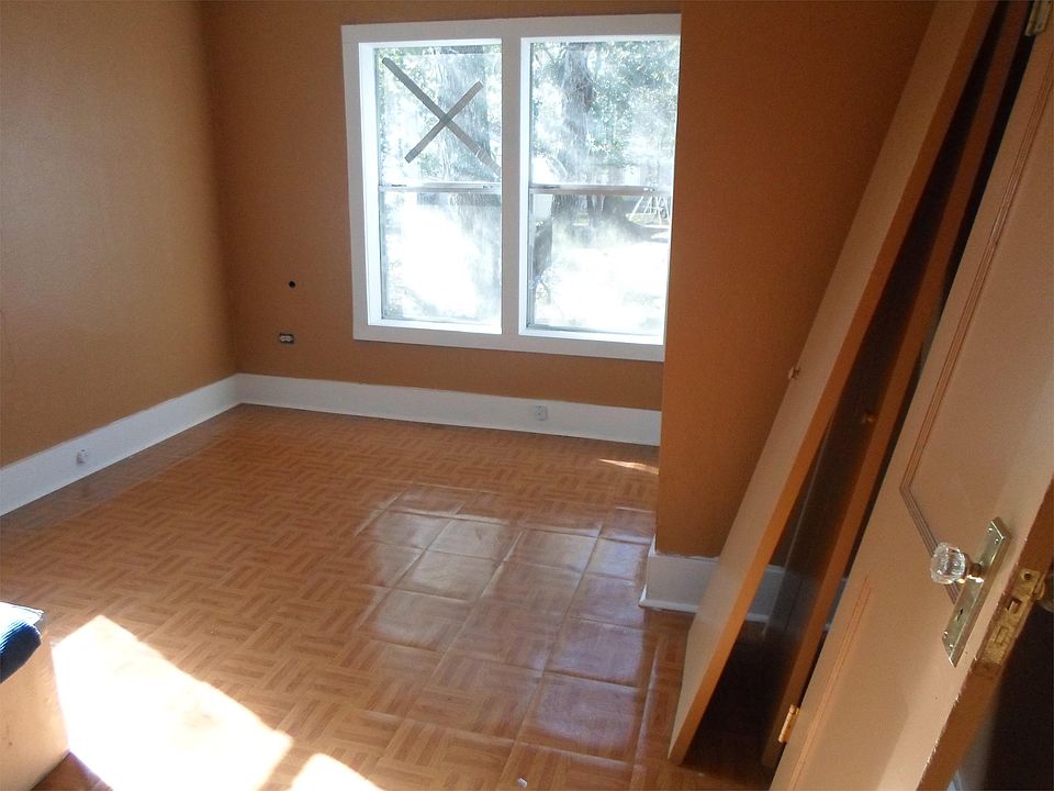 2nd image of 909 E Pershing St