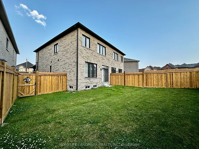 36 Thelma Dr — Photo 2