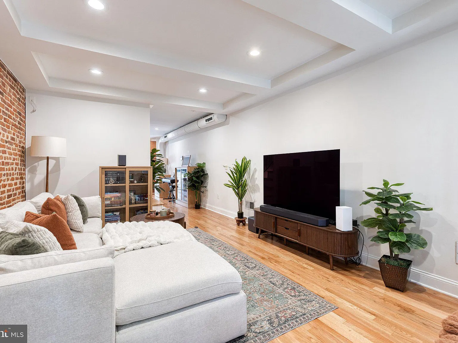3 bed, 2.0 bath, 1702 sqft, $2,900 — Photo 3