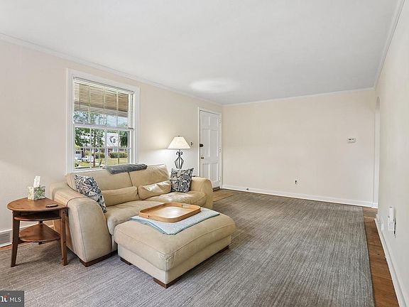 5th image of 146 Edison Ave