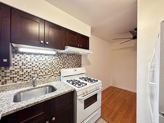 5th image of 3710 N Pine Grove Ave #813