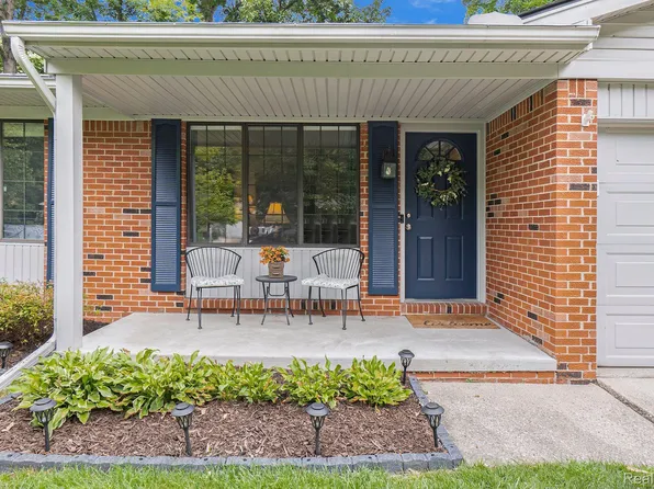 2651 Winter Dr, Troy, MI 48083