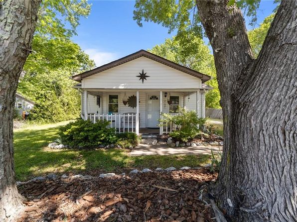6108 Appletree Ct, High Point, NC 27263