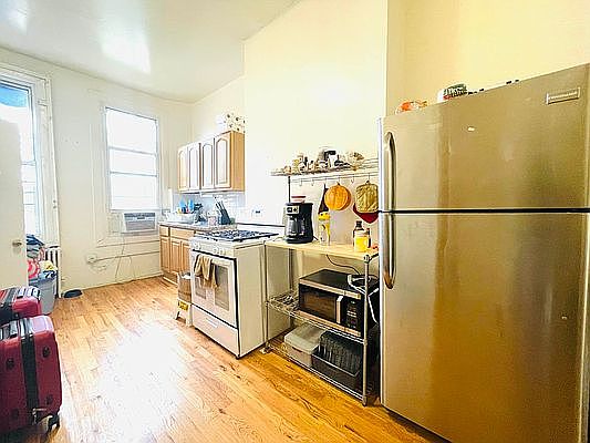2nd image of 293 Jefferson Ave #3R