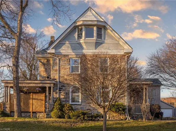 54 Bruce St, Cambridge, ON N1R 2E3