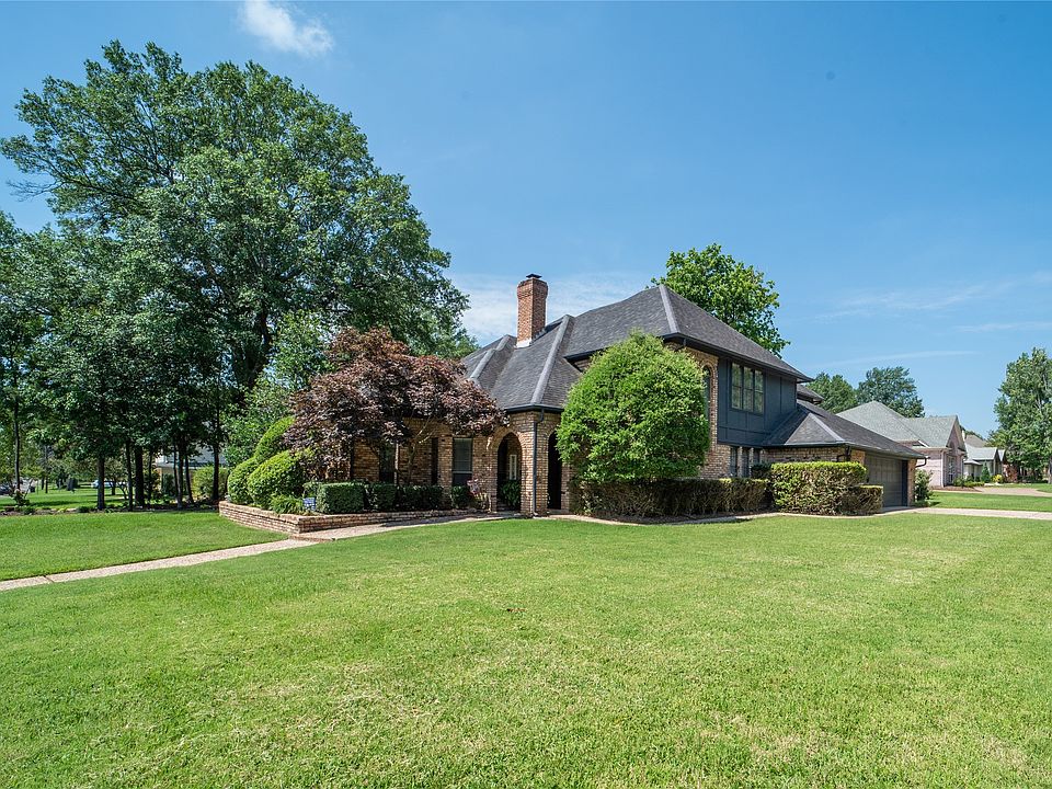1st image of 220 Johnson Woods Dr