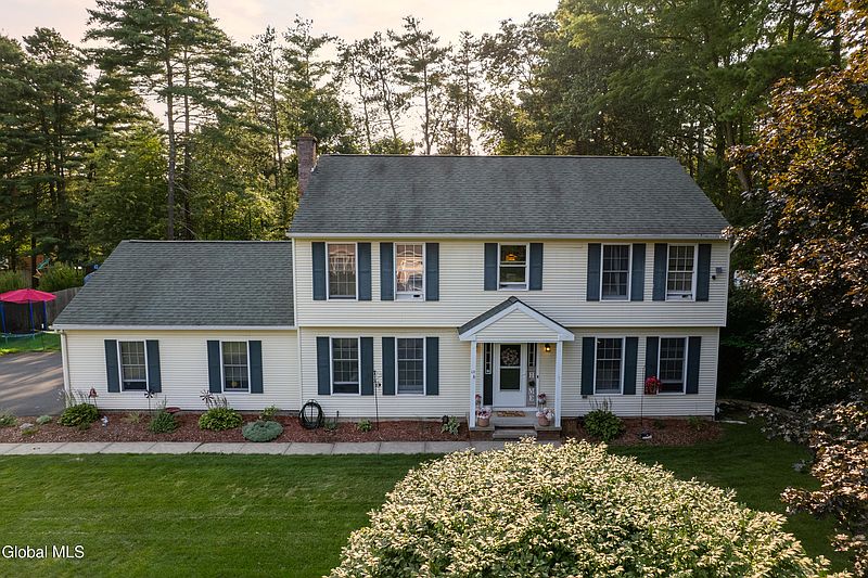 3rd image of 10 Willow Road