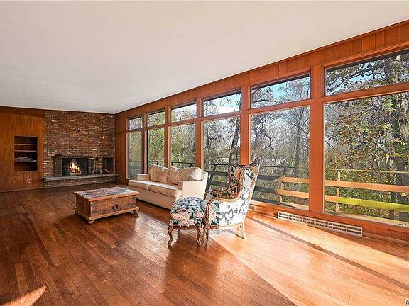 4th image of 39 Harbor Hill Dr