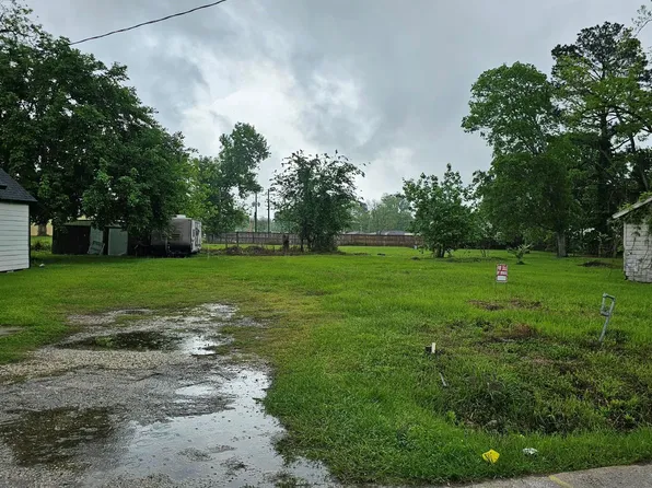 1503 Beauty St, Dayton, TX 77535
