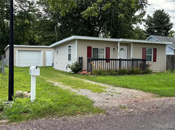 939 Green Mount Ln, Belleville, IL 62220