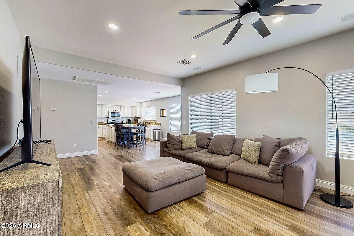 5 bed, 3.0 bath, 3593 sqft, $4,800 — Photo 4