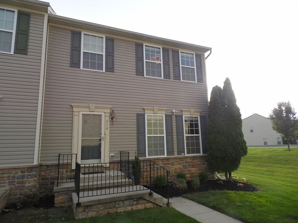 End unit townhome with extra common area to the side and rear