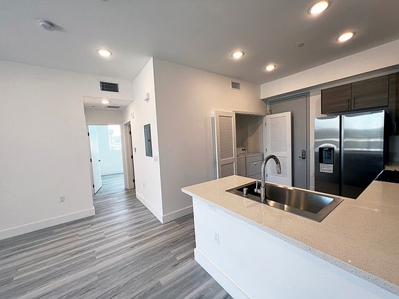 2nd image of 549 N Heliotrope Dr #2B-2Ba-900Sqft