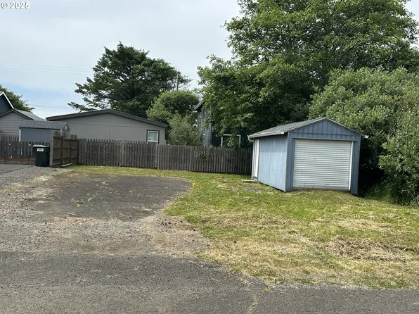 N Dolphin St, Rockaway Beach, OR 97136